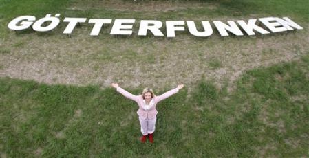 Cornelia Erdmann praesentiert ihre Installation 'Goetterfunken' waehrend der Eroeffnung der Kunstprojekte 'ZeitGenosse Schiller' am Dienstag, 5. Juli 2005, in Weimar. Das Projekt ist eine der Preistraegerarbeiten fuer Kunst im oeffentlichen Raum, eines Wettbewerbes der Stiftung Weimarer Klassik, des Deutschen Nationaltheaters Weimar und der Bauhaus-Universitaet im Schiller-Jahr 2005.  Photo by Jens Meyer