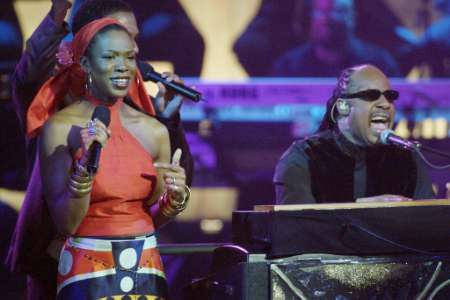 India.Arie (L) and Stevie Wonder perform at the 33rd annual NAACP Image Awards in Los Angeles, California February 23, 2002. Photo by Jim Ruymen