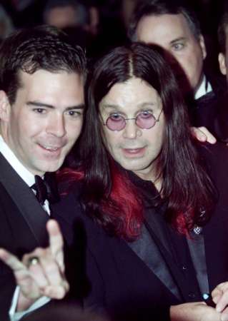 Ozzy Osburne poses with a fan at the annual White House Correspondents Dinner in Washington, May 4, 2002. Photo by William Philpott